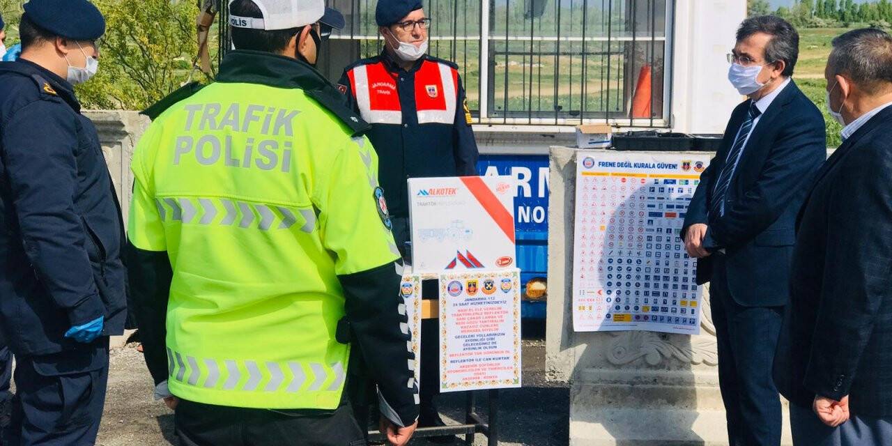 Akşehir'de traktör sürücülerine reflektör dağıtıldı