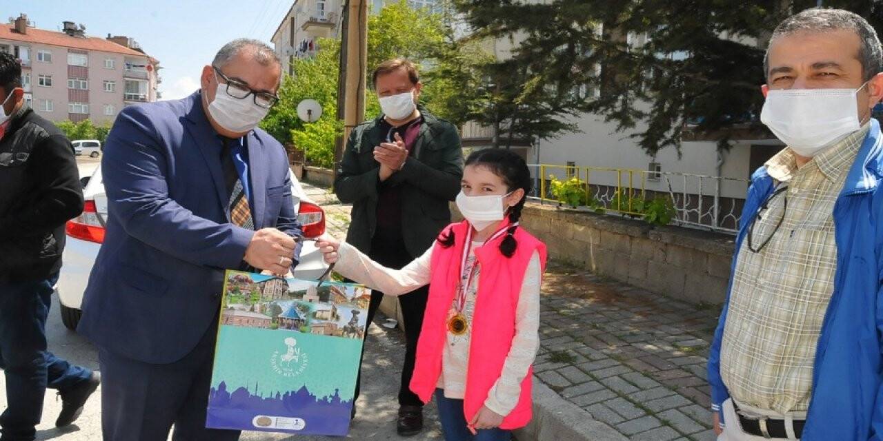 Satranç turnuvasında dereceye giren öğrencilere ödülleri verildi