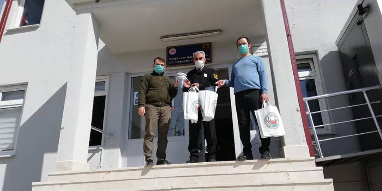 Derebucak'ta kamu kurumlarına siperlik ve maske desteği