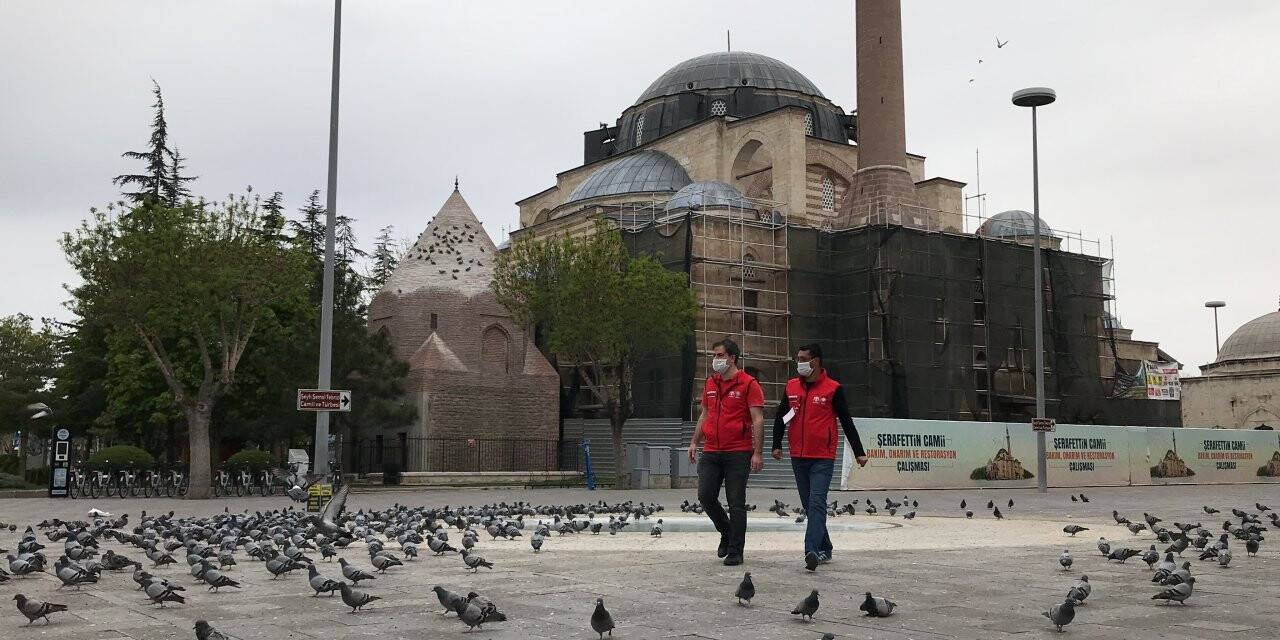Gençlerin yol göstericisi öğretmenler "vefa"larıyla yaşlılara da evlat oldu