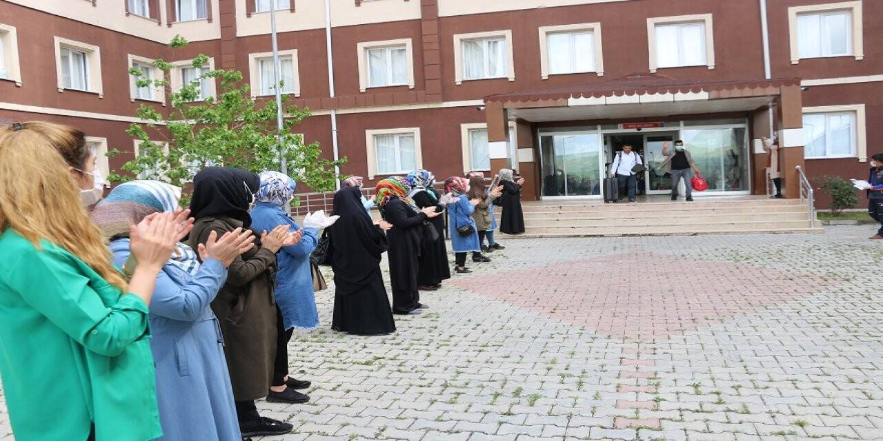Siirt'te karantina süresi sona eren 182 kişi memleketlerine uğurlandı