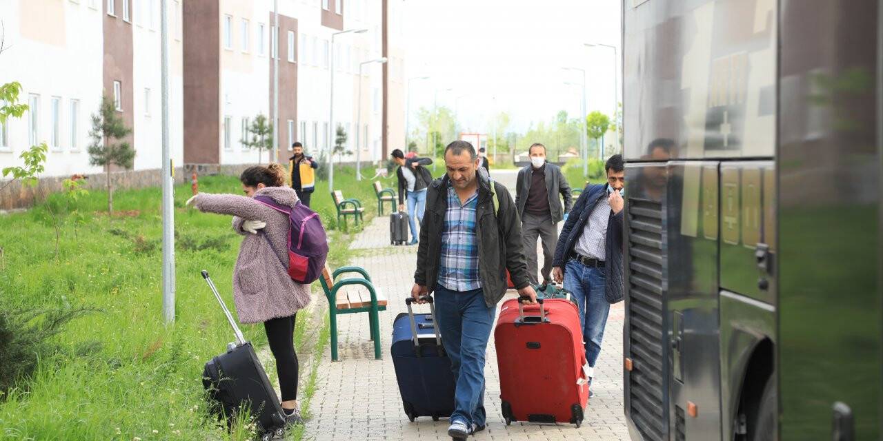 Bingöl'de karantina süreci tamamlanan vatandaşlar memleketlerine uğurlandı