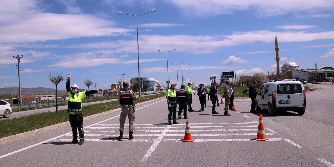 Kaymakam Erdem, polis uygulama noktasını ziyaret etti