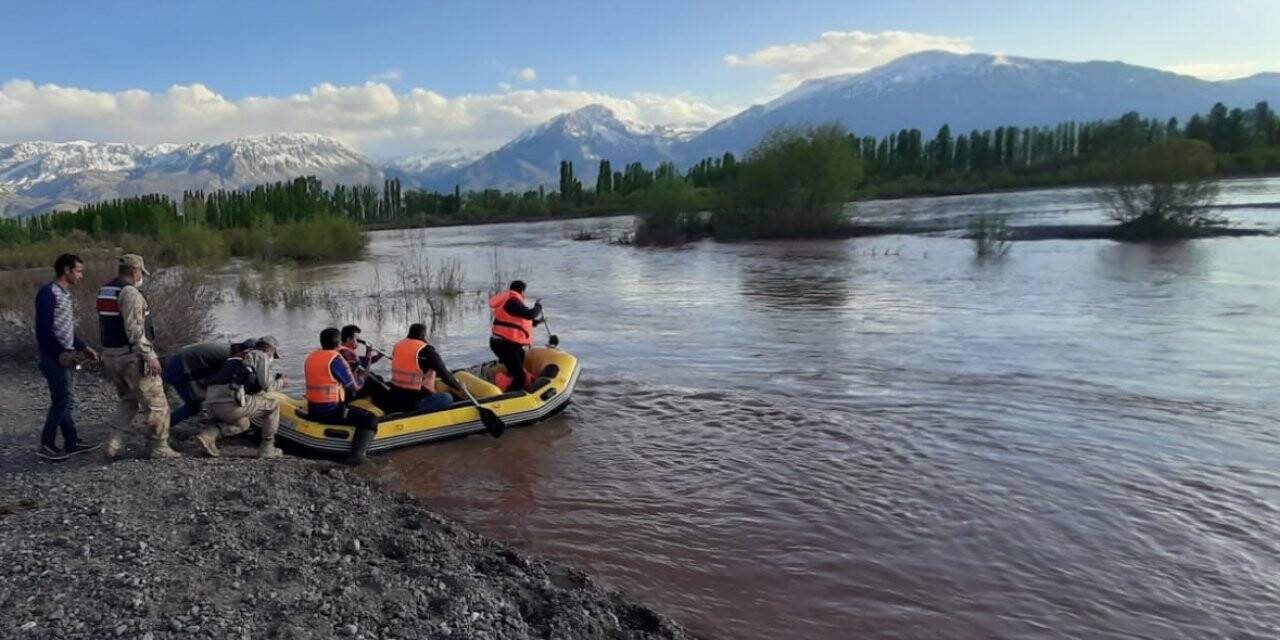 Karasu Nehri’nde mahsur kalan çocuğu ekipler kurtardı