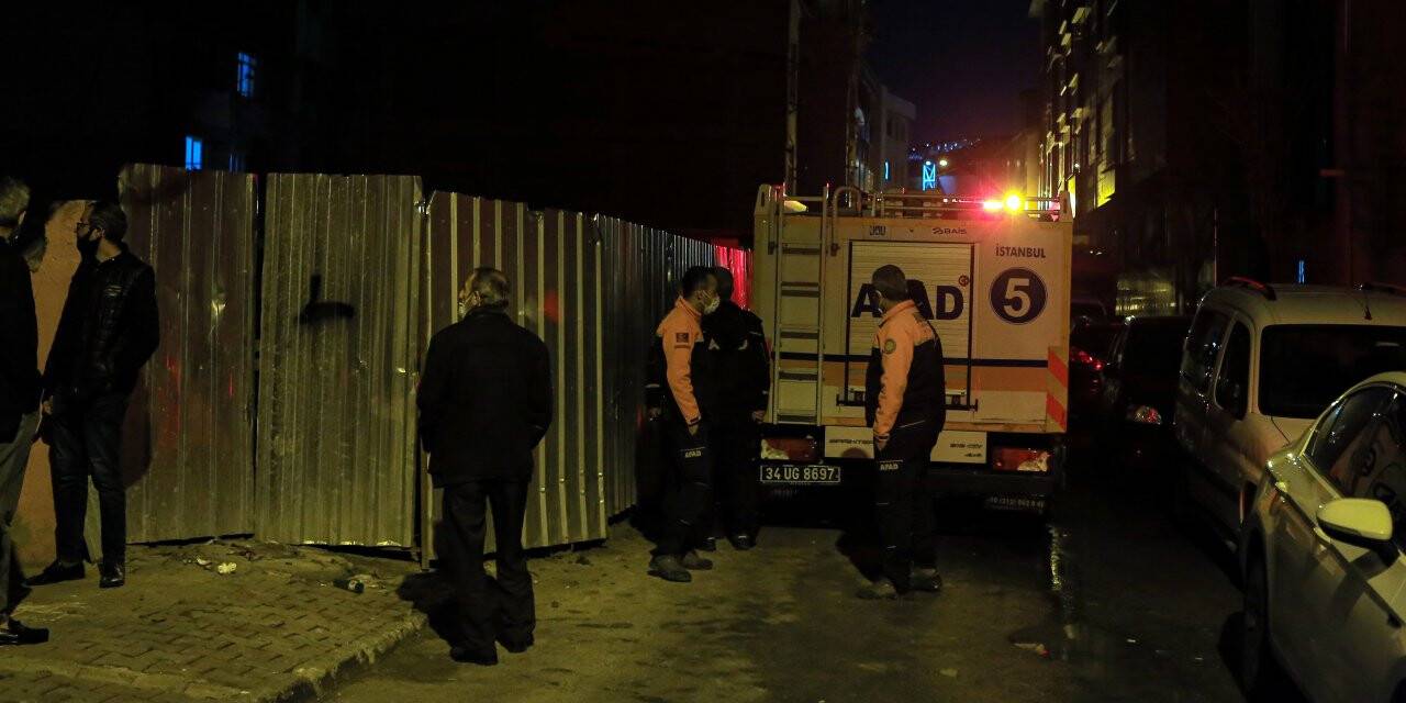 Esenler'de asfaltı çatlayan sokak trafiğe kapatıldı
