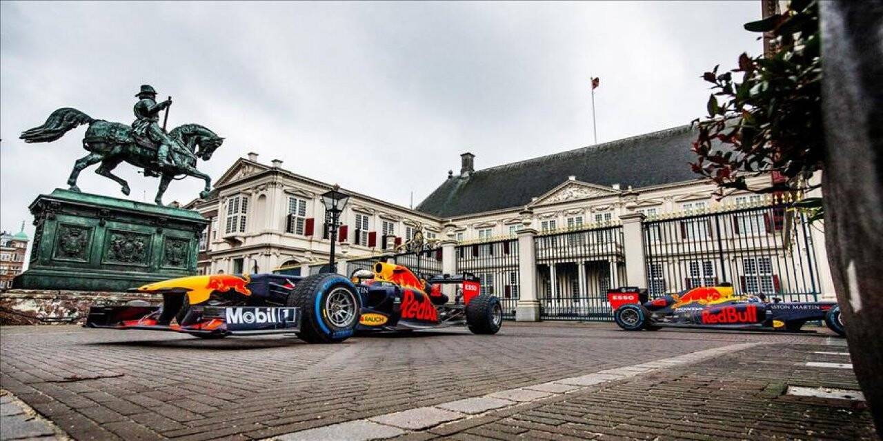 Red Bull Racing takımı Hollanda’da caddelerin tozunu attı