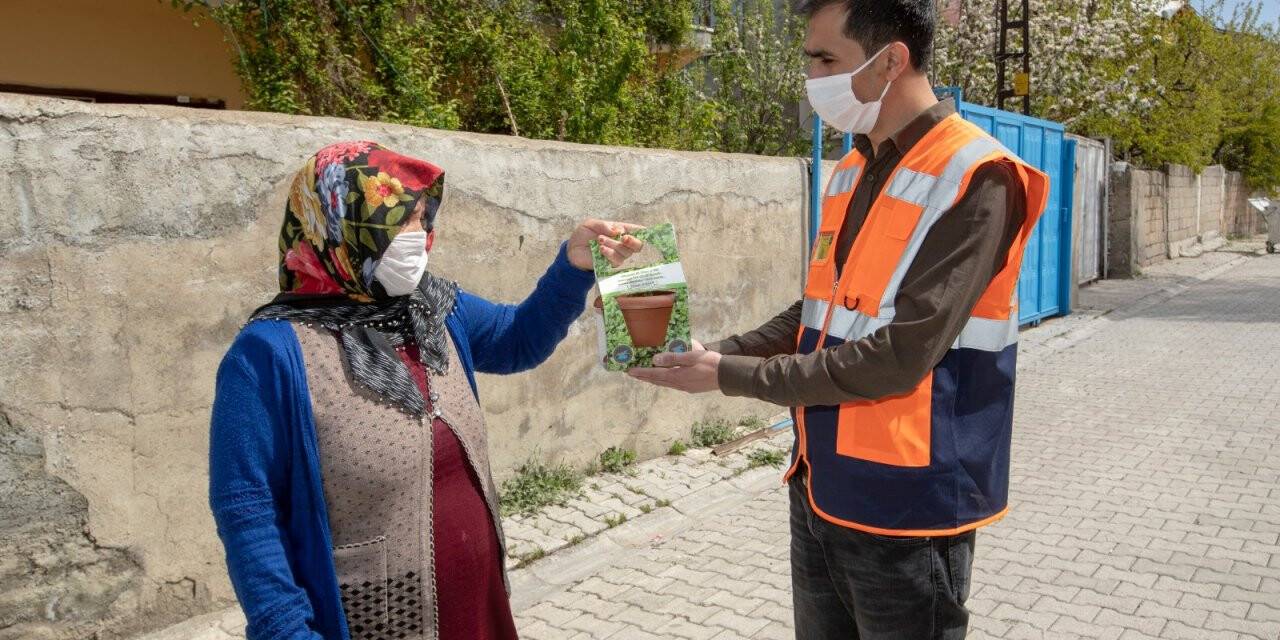 Belediye ekipleri kapı kapı dolaşarak annelere çiçek hediye etti