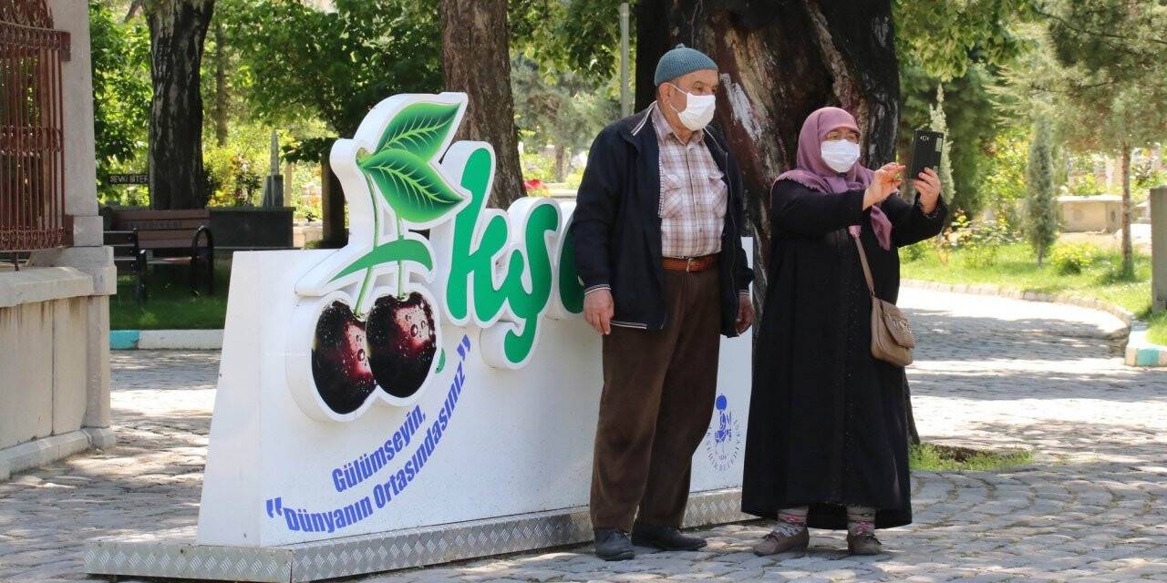 Akşehir’de 65 yaş üzeri vatandaşlar güneşli havanın tadını çıkardı