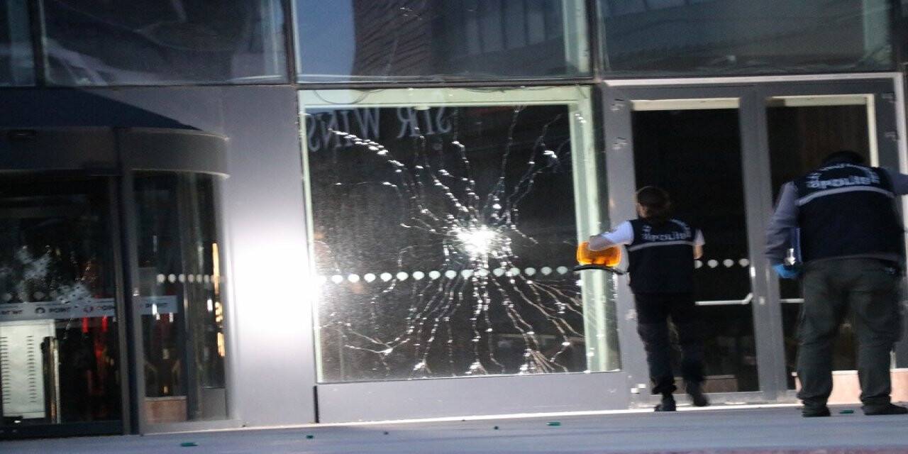 İzmir'de AVM'ye silahlı saldırı
