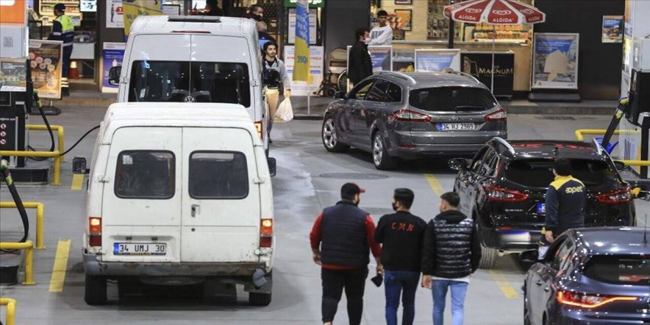 İstanbul'da sokağa çıkma kısıtlamasının ardından vatandaşlar akaryakıt istasyonlarının marketlerinde yoğunluk oluşturdu
