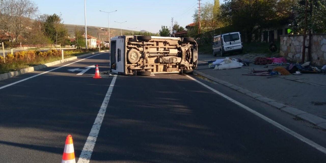 Kırşehir'de mevsimlik işçileri taşıyan minibüs devrildi: 10 yaralı
