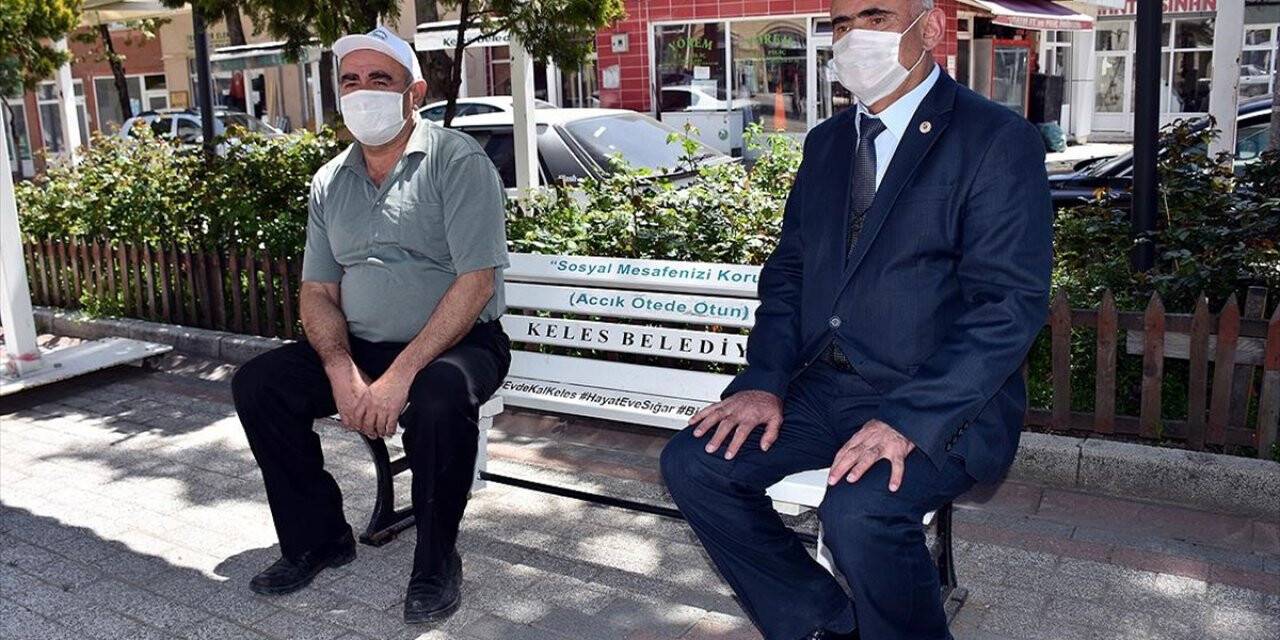 Özel tasarım bankta 'yöre ağzıyla' sosyal mesafeye dikkati çekiyorlar