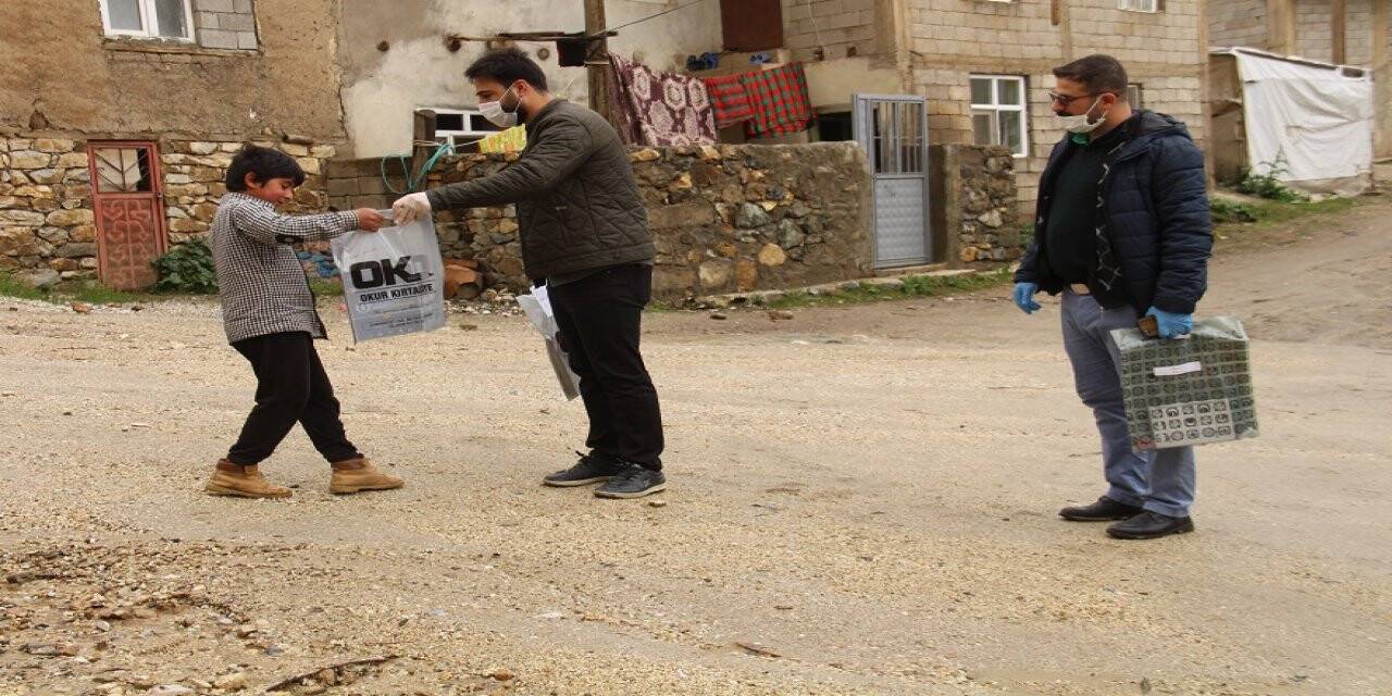 Gönüllü öğretmenler köy köy dolaşarak öğrencilerin ihtiyacını gideriyor