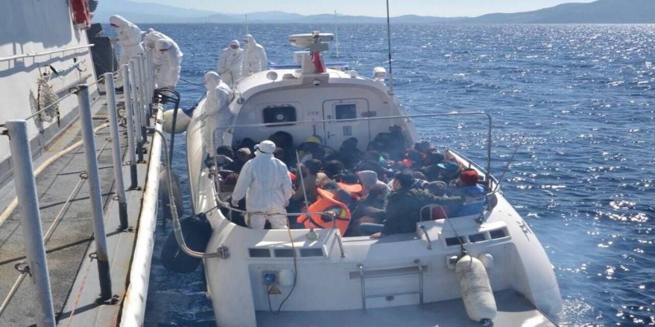 İzmir'de Türk kara sularına geri itilen 53 sığınmacı kurtarıldı