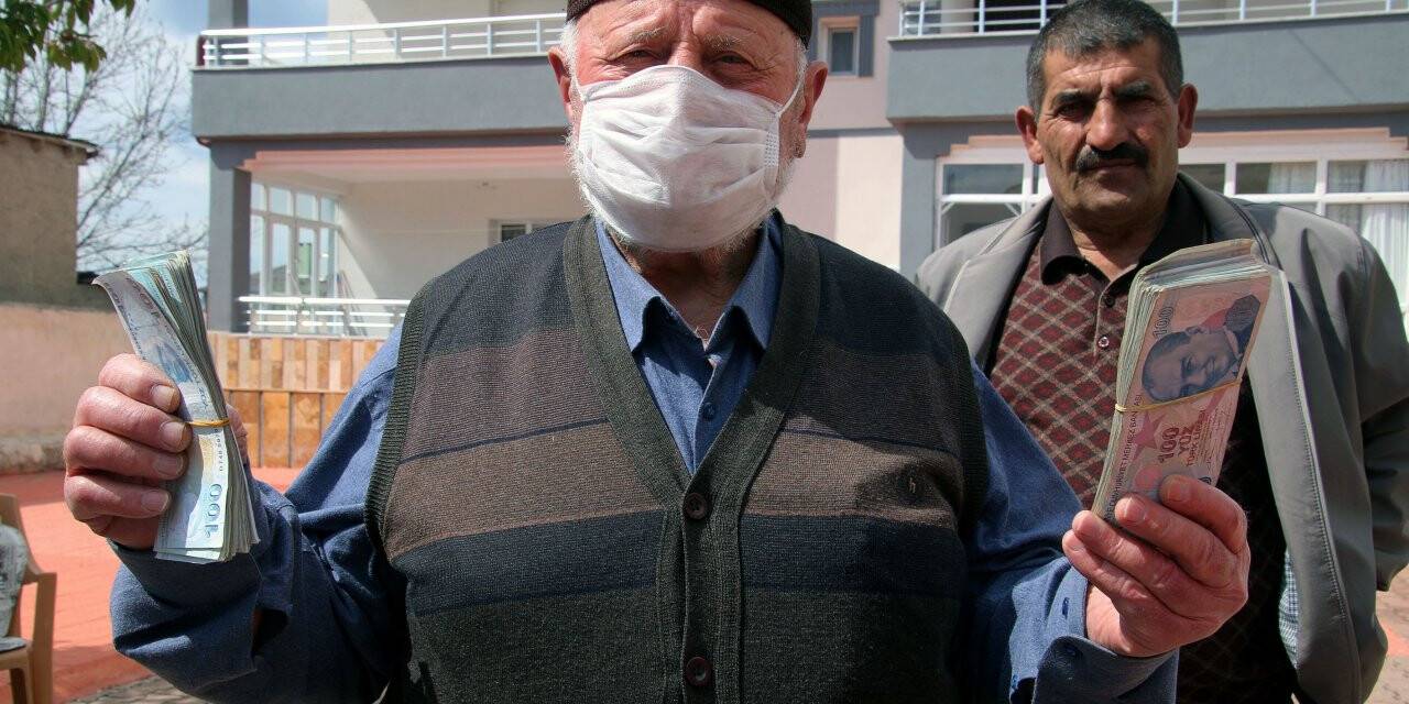 Sivas'ta yaşlı çiftten Milli Dayanışma Kampanyası ve Mehmetçik Vakfına bağış