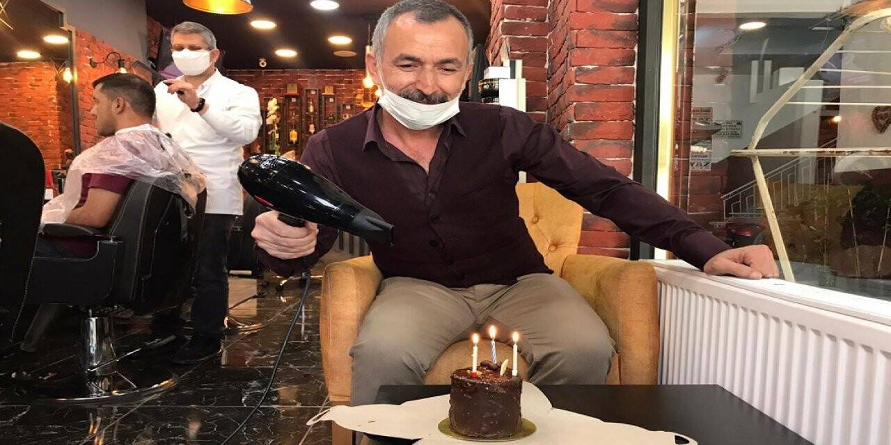 Doğum günü pastasının mumlarını saç kurutma makinesiyle söndürdü