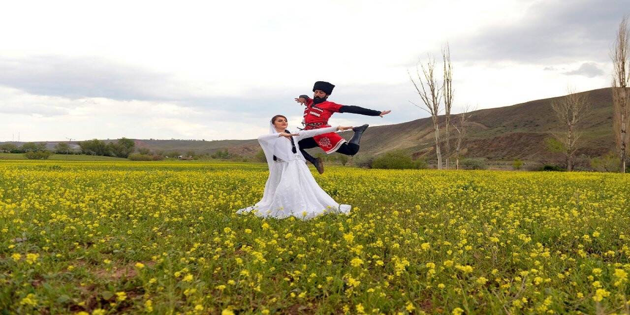 Doğal stüdyoya dönüşen hardal tarlasında Kafkas dansı