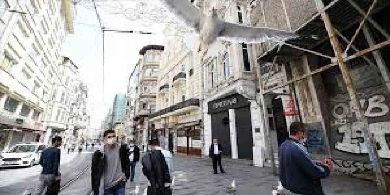 İstanbul'da "kontrollü sosyal hayat"ın ikinci gününde bazı noktalarda yoğunluk gözlendi