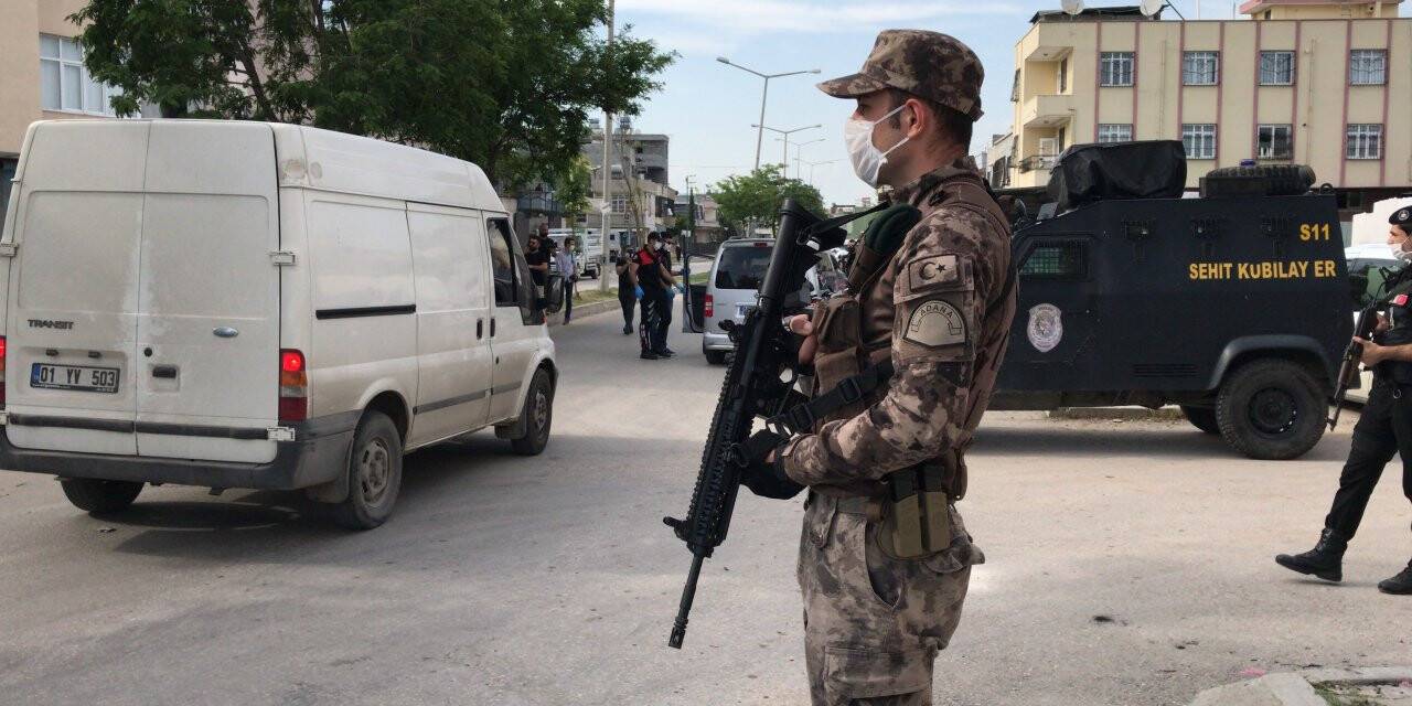Adana'da 400 polisle mahallede "torbacı" uygulaması
