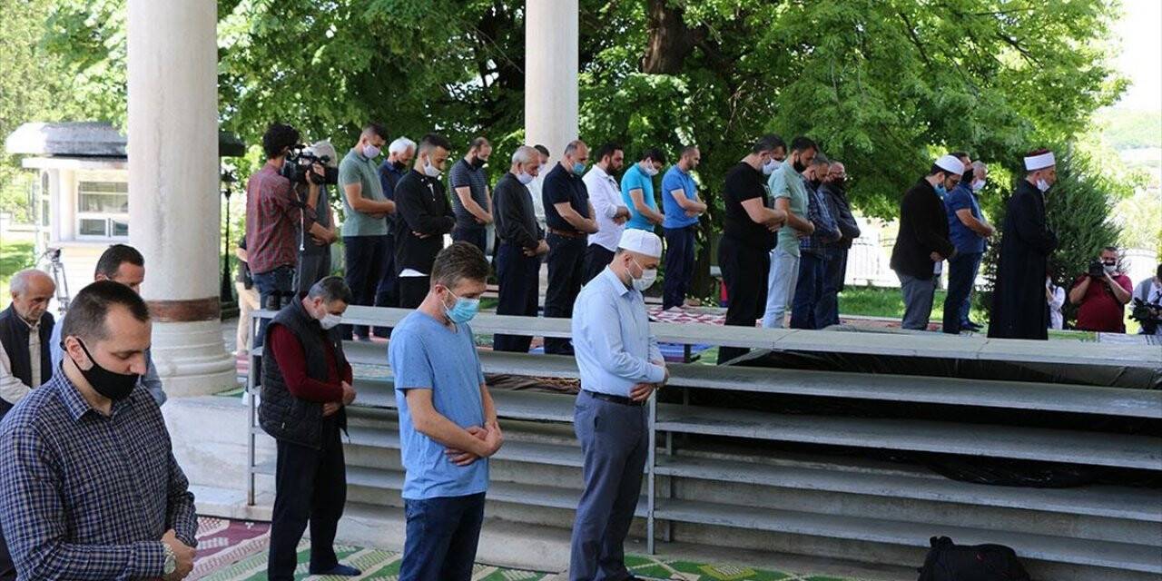 Kuzey Makedonya'da camiler yaklaşık iki ay aradan sonra cemaatle ibadete açıldı