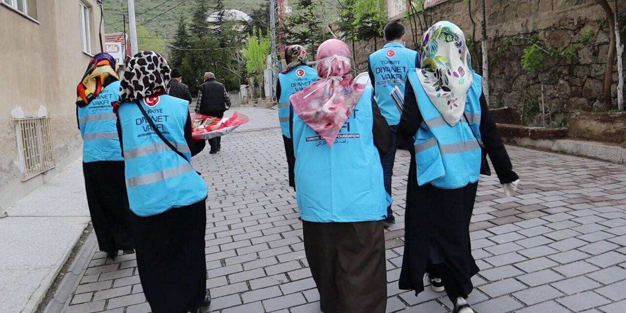 Kur'an kursu öğreticileri Kovid-19 nedeniyle mağdur olan ailelere yardım ediyor