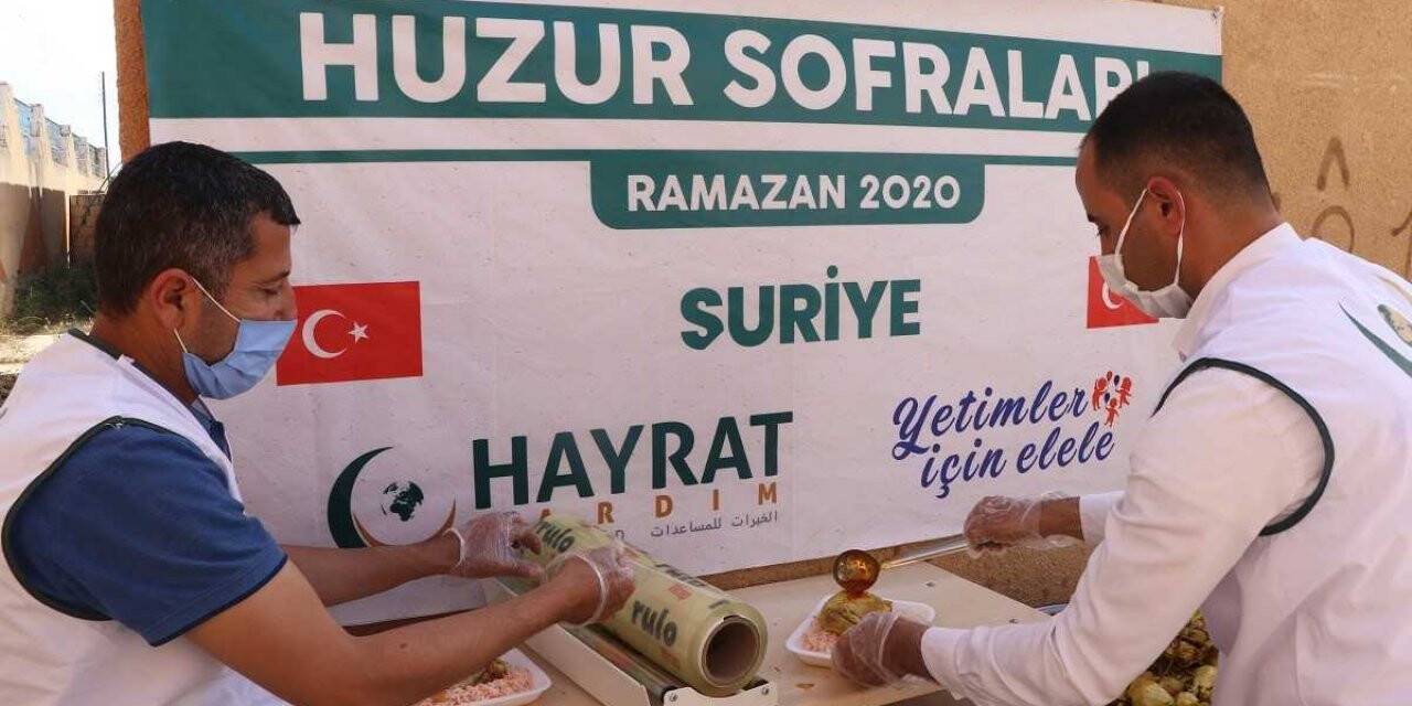 Hayrat Vakfı, Tel Abyad'da her gün 500 kişiye iftar veriyor
