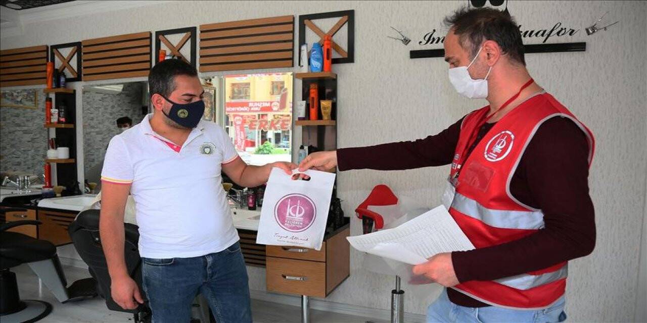 Keçiören Belediyesi berberlere hijyen kiti dağıttı, dükkanları dezenfekte etti