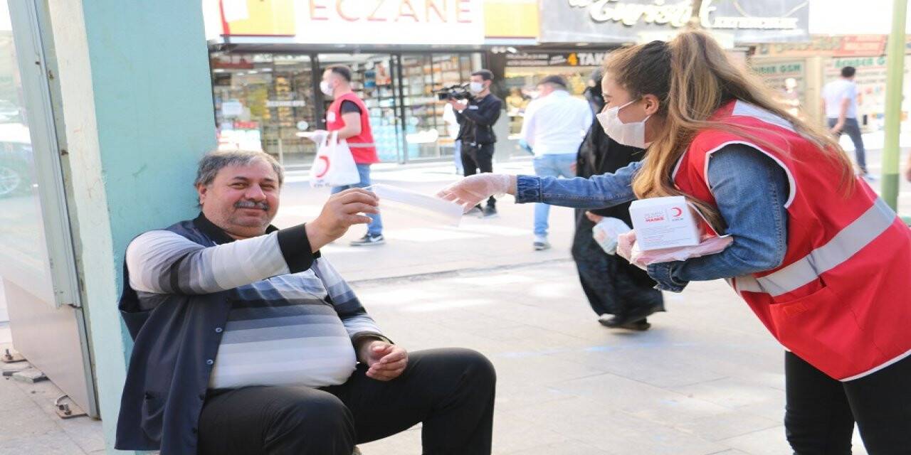 Türk Kızılay gönüllüleri, Siirt'te esnafa maske ve dezenfektan dağıttı