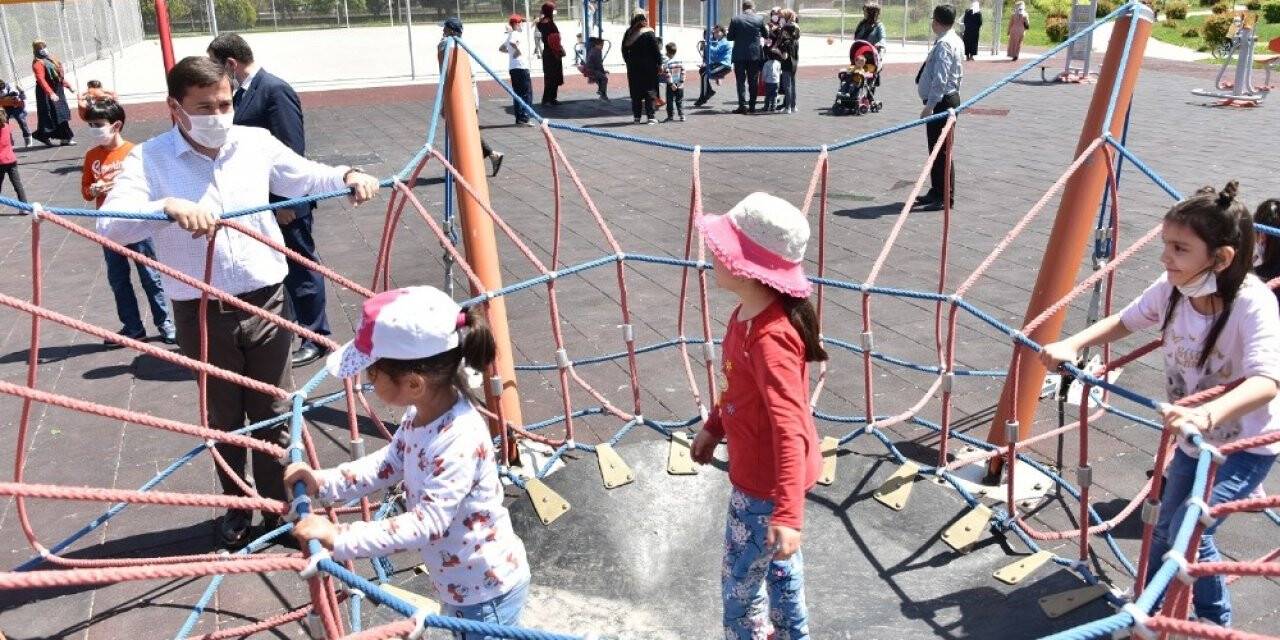 Başkan Kılca’dan Çocuklara Maske Ve Çikolata