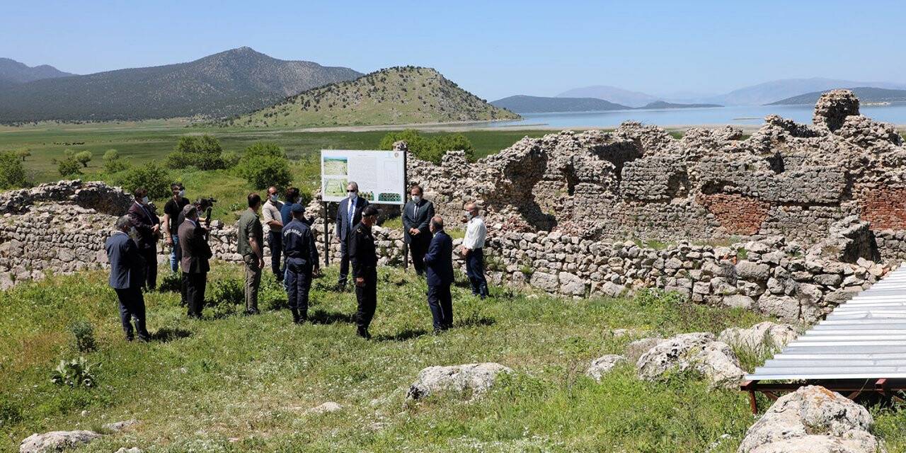 Konya Valisi Toprak, Beyşehir'de tarihi Kubadabad sarayları ve Eflatunpınar'ını ziyaret etti