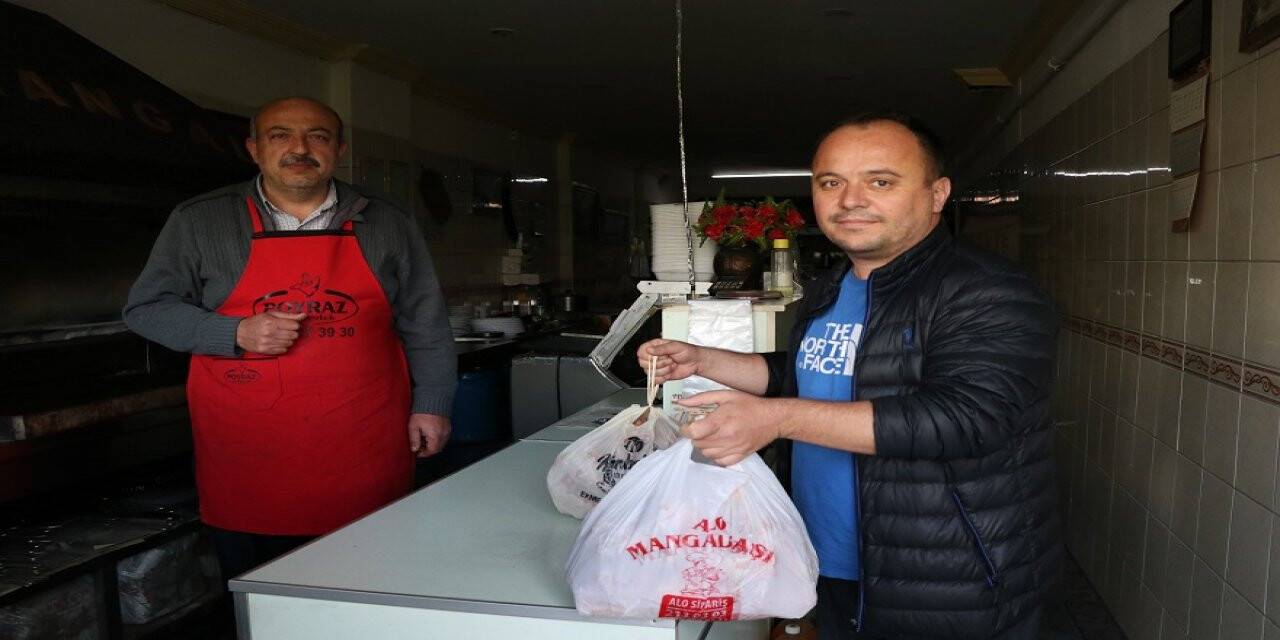Niğdeli hayvansever sokak hayvanlarını 10 yıldır besliyor