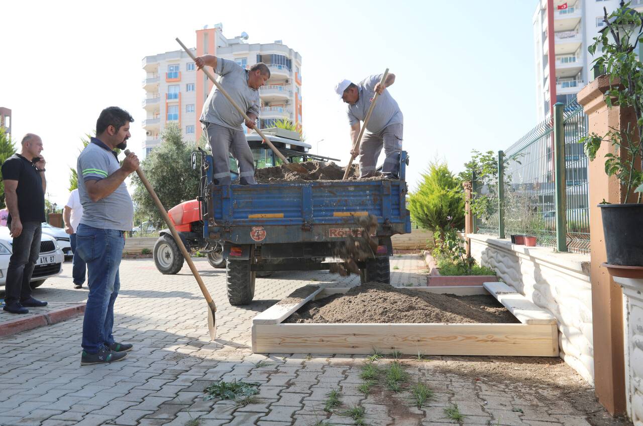 Mersin'de 5 yaşındaki çocuğa kum havuzu sürprizi yapıldı