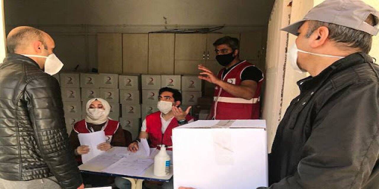 Türk Kızılay, Kadıköy'de ihtiyaç sahiplerine erzak kolisi dağıttı