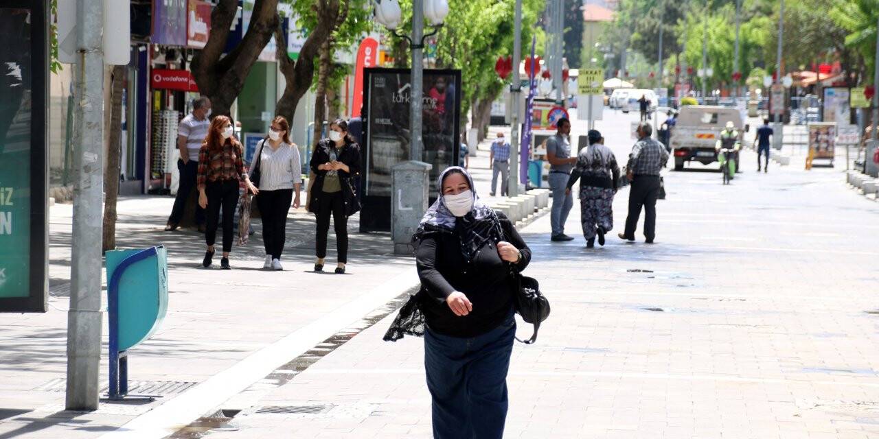 Uşaklılar maske takmadan sokağa çıkmıyor