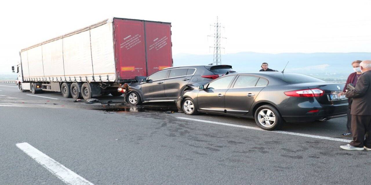 Anadolu Otoyolu'nda cip devrilen tıra çarptı: 3 yaralı