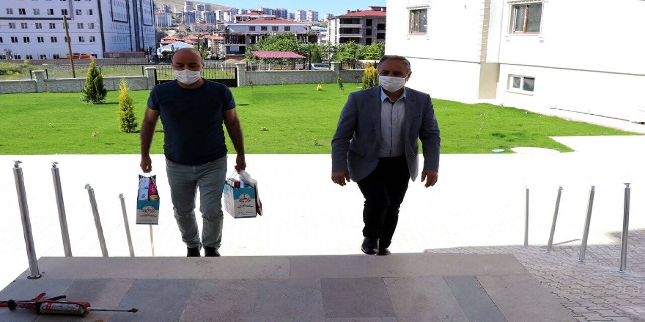 Elazığ Milli Eğitim Müdüründen depremzede Serva'ya doğum günü sürprizi