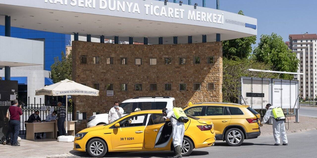 Büyükşehir Belediyesi taksileri dezenfekte ediyor
