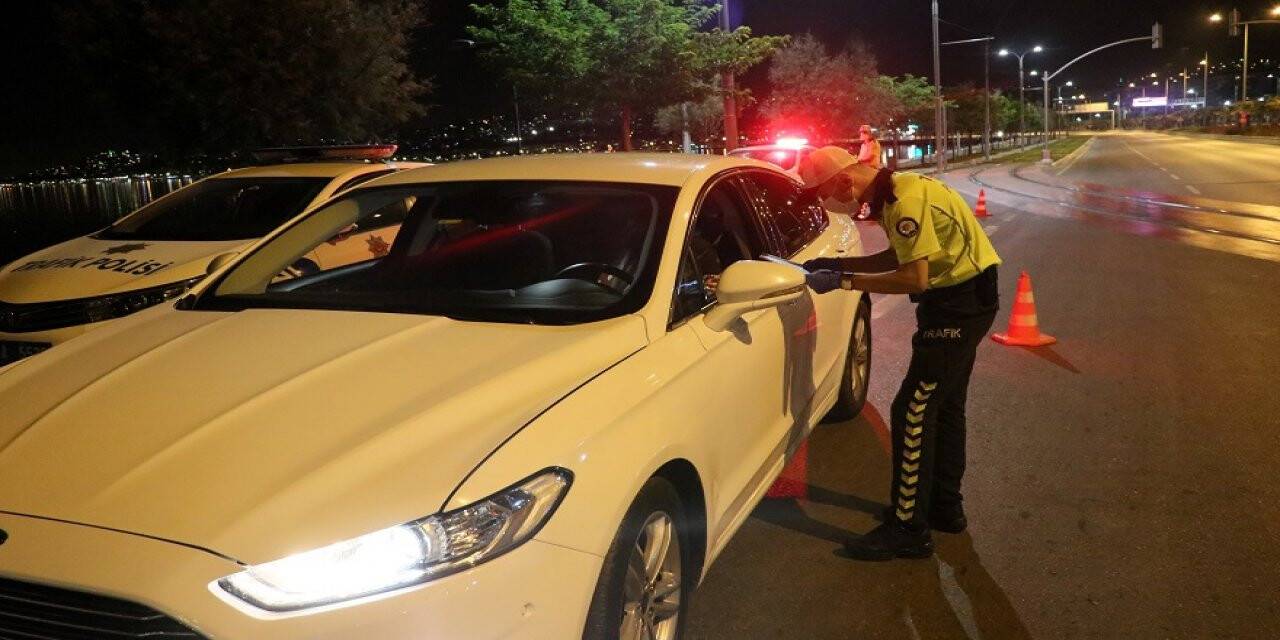 İzmir'de sokağa çıkma kısıtlamasının ilk saatlerinde uygulama yapıldı