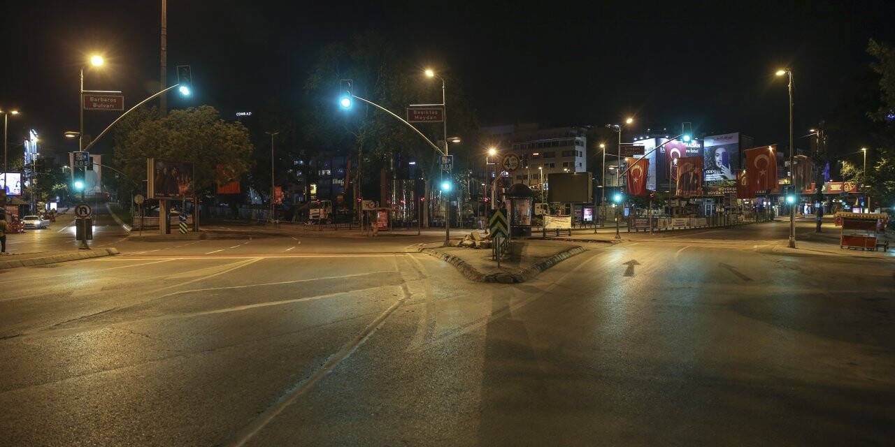Sokağa çıkma kısıtlamasının başlamasıyla başkent sessizliğe büründü