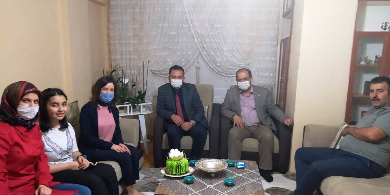 Konya'daki müdürden özel eğitim öğrencilerine doğum günü sürprizi