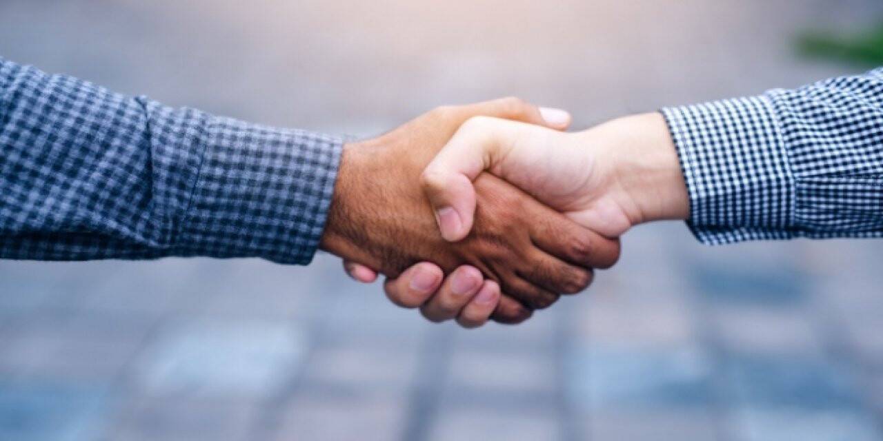 Cezayir'de bayramlaşırken tokalaşma ve sarılma yasaklandı
