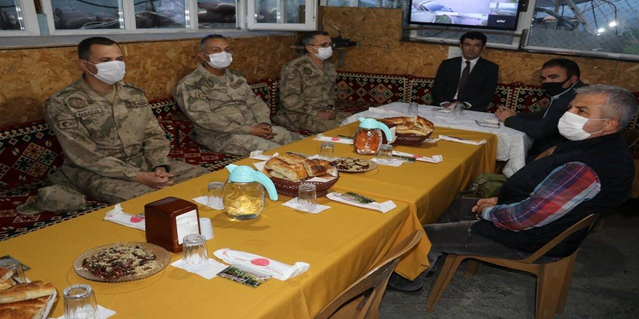 Erzincanlı gönüllüler evlerinden yemek götürerek güvenlik güçleriyle iftar yaptı
