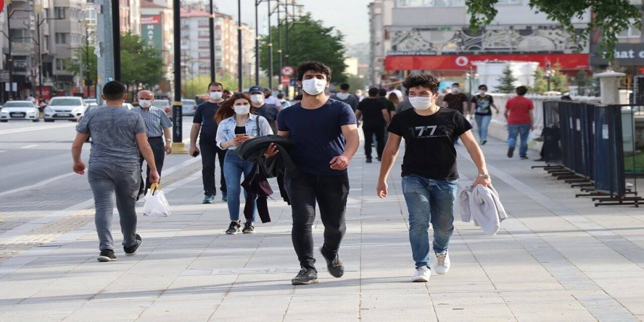 Sivas'ta polis ekipleri vatandaşlara maske dağıttı