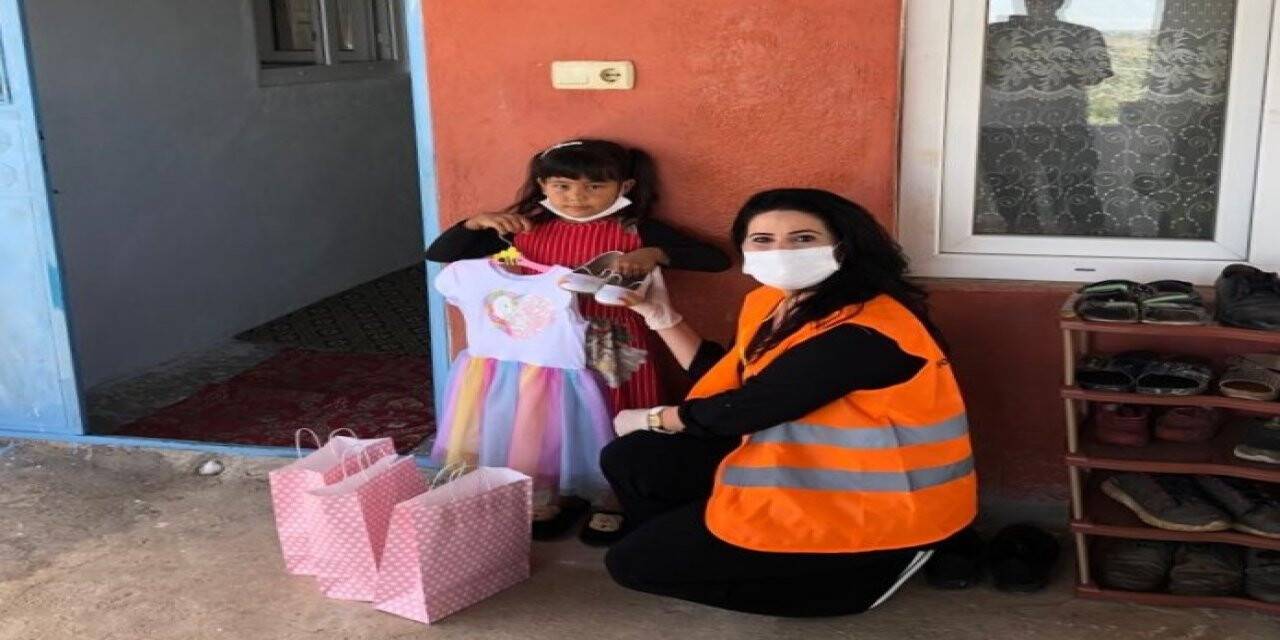 Vali Gül giysi parasını bağışlayan küçük kıza bayramlık hediye etti