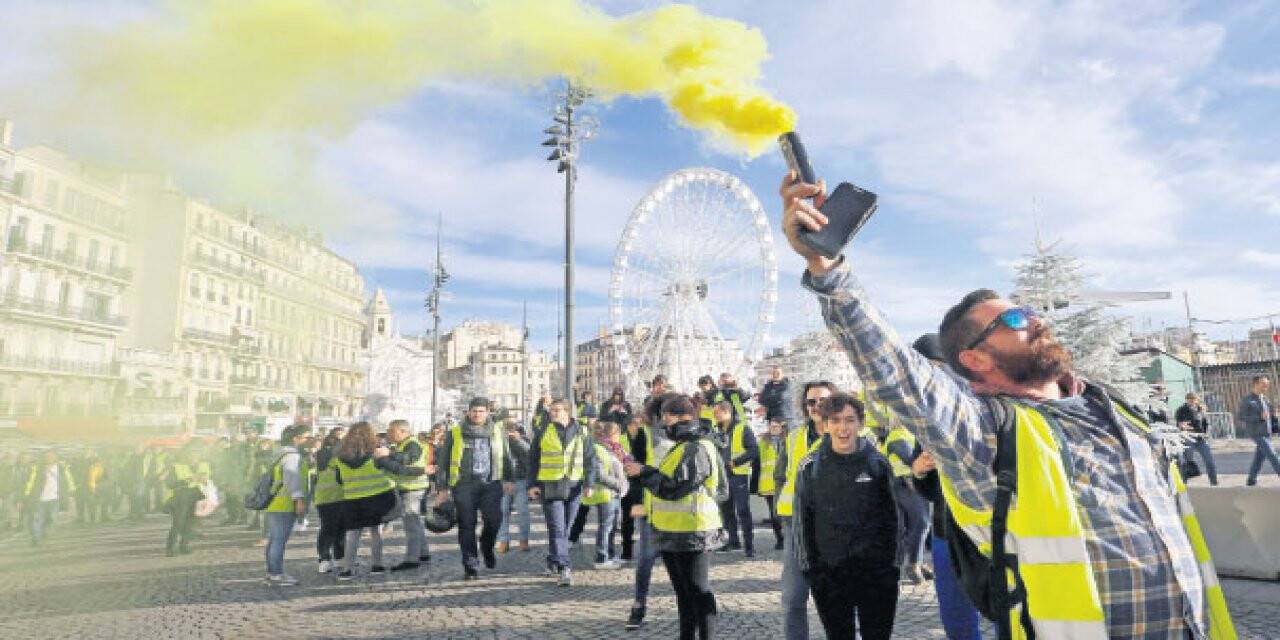 Fransa'da sarı yelekliler 2 ay sonra yeniden sokaklarda