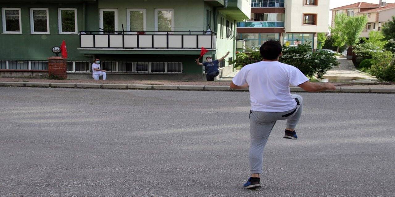 Uşak'ta vatandaşlar balkonlarında egzersiz yaptı