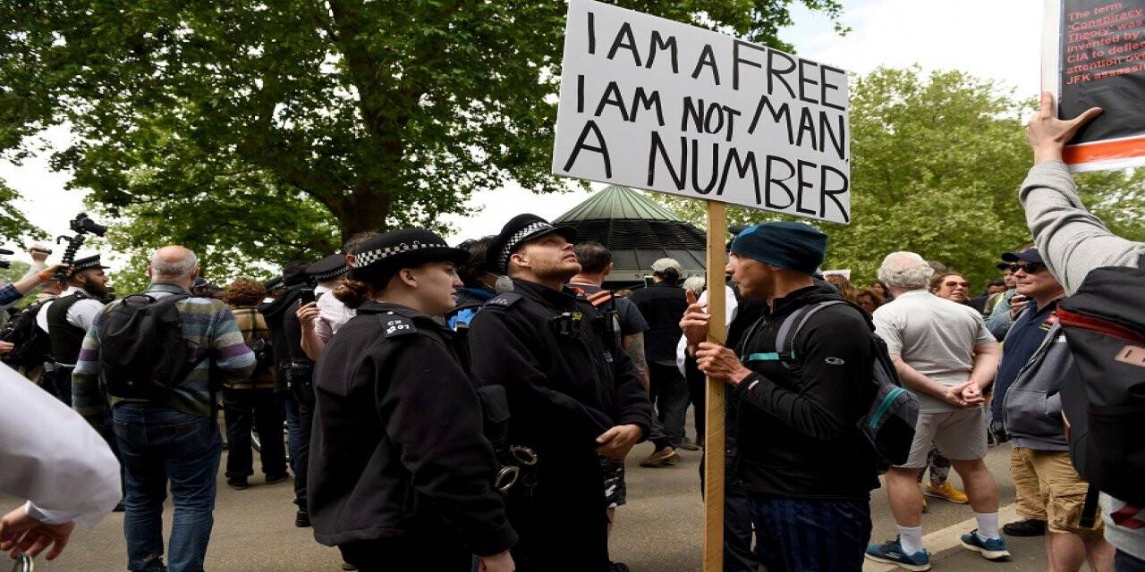 Londra'da sokağa çıkma kısıtlamalarına karşı gösteri düzenlendi