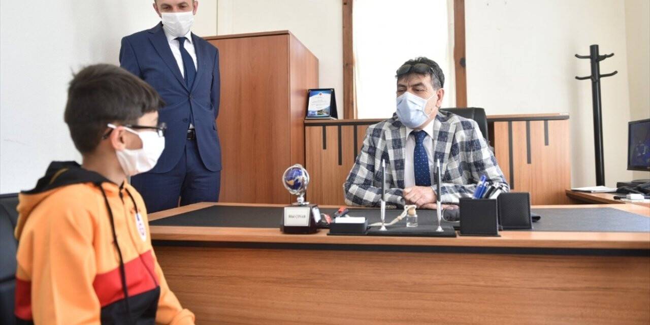 Kastamonu'da para dolu cüzdanı bularak muhtarlığa teslim eden çocuk ödüllendirildi