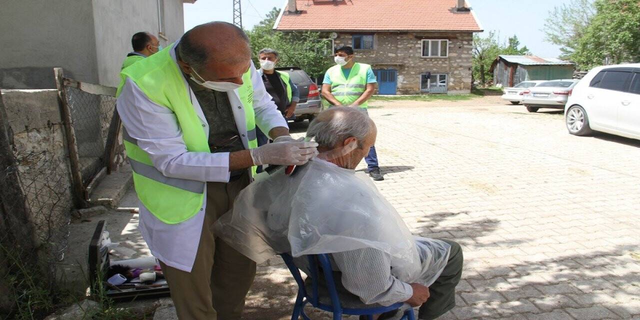 Konya'da sokağa çıkmaları kısıtlı yaşlılar, evlerinin önünde ücretsiz tıraş ediliyor