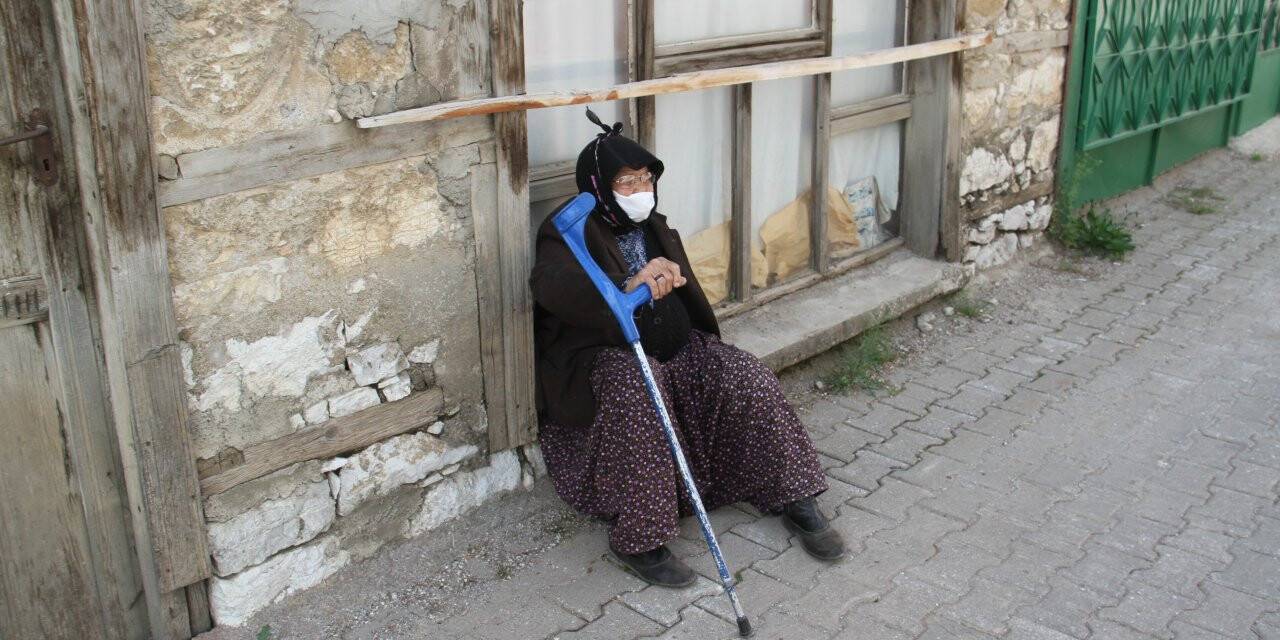 Bağkur emeklisi 93 yaşındaki kadından Mehmetçik Vakfı'na bağış